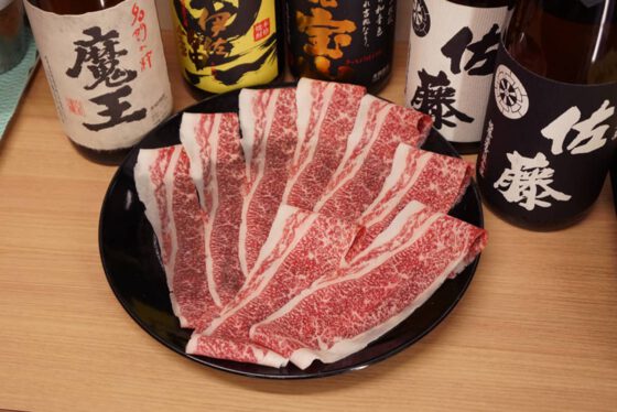 焼肉用の牛肉と日本酒